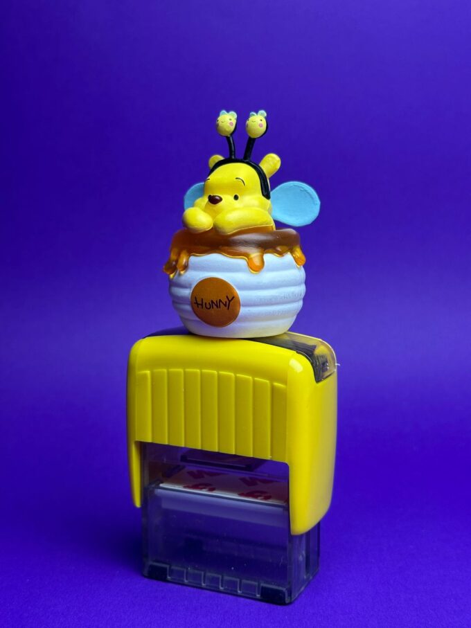 TIMBRE POOH ABEJITA MIEL